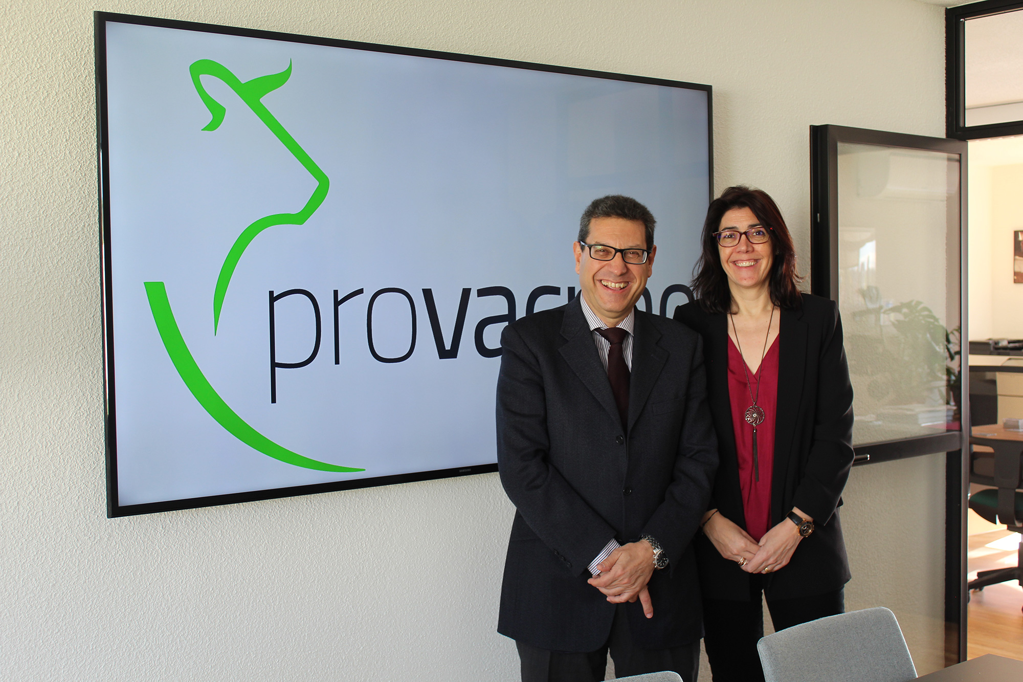 Carme Sabrí, directora d’AgroBank, i Javier López, director de Provacuno