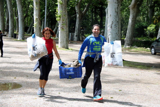 Participants d'una des activitats de 'Let's clean up Europe' | ACN