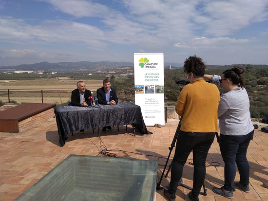 Joan Barberà, el coordinador de Joventut de les Terres de l’Ebre i el president de l'EMD de Campredó, Damià Grau, en la presentació dels camps de treball | ACN