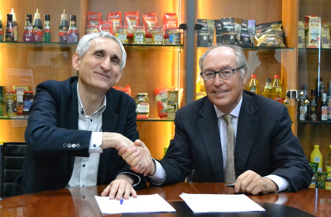 El director general de l'IRTA, Josep Usall, i el conseller delegat de Borges, Josep Pont, després de signar l'acord de col·laboració | ACN