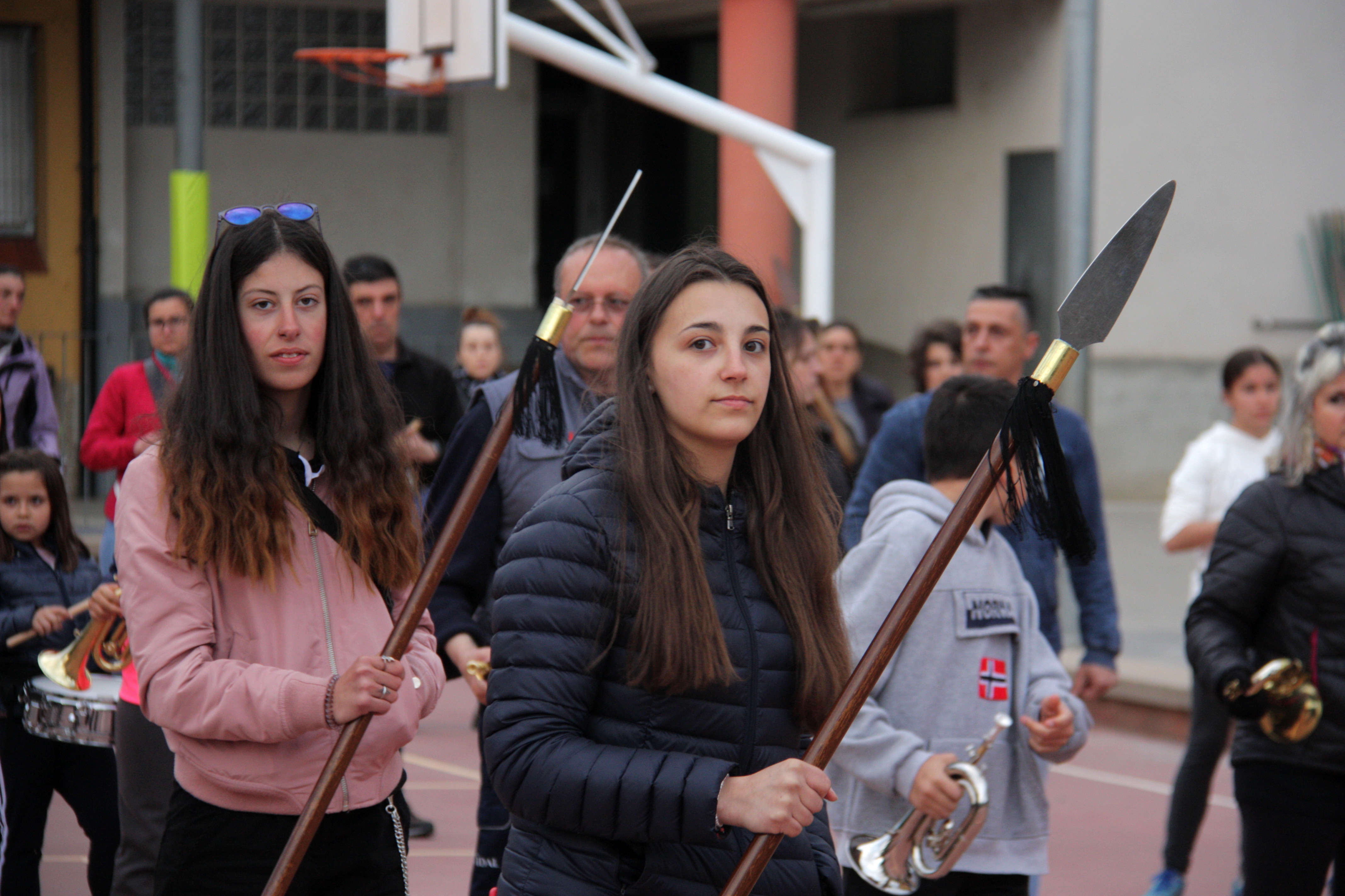 Dues llanceres dels Armats de la Seu al costat d'una part de la banda de música en un assaig previ a la desfilada de la processó de Divendres Sant | ACN