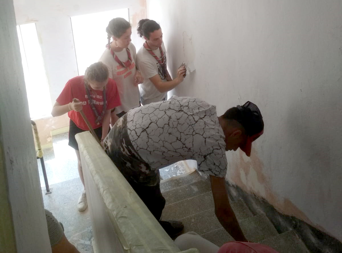 Joves escoltes pinten un habitatge del barri de la Mariola de la ciutat de Lleida | ACN
