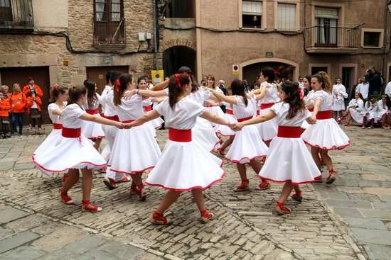 Membres de la colla del Tro Gros ballant a la plaça Major del Barri Vell de Súria | ACN