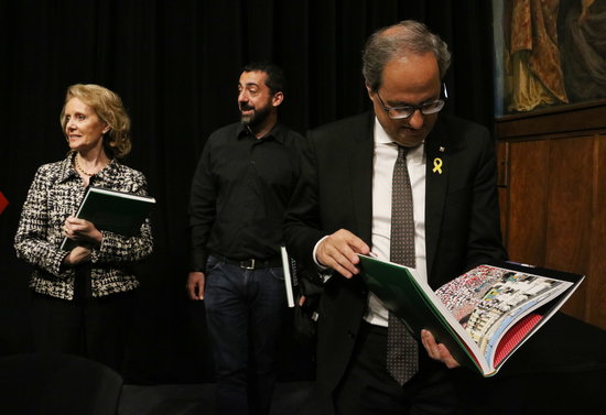El president Quim Torra fulleja un exemplar del tercer volum de l'Enciclopèdia castellera | ACN