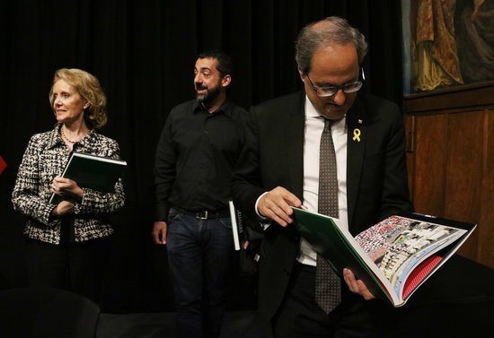 El president Quim Torra fulleja un exemplar del tercer volum de l'Enciclopèdia castellera | ACN