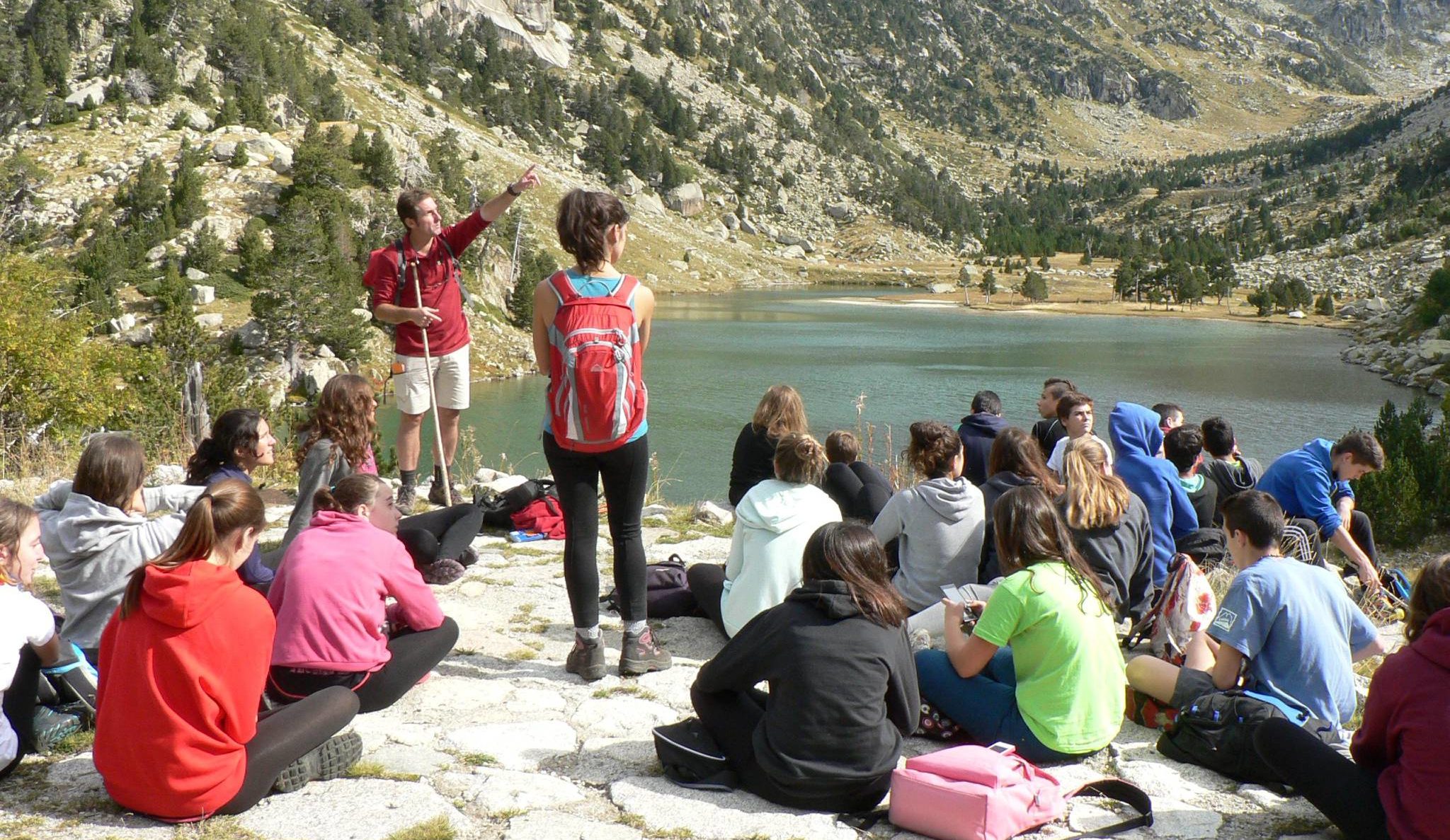 Escolars participant en una activitat guiada al Parc Natural d'Aigüestortes | Departament de Territori