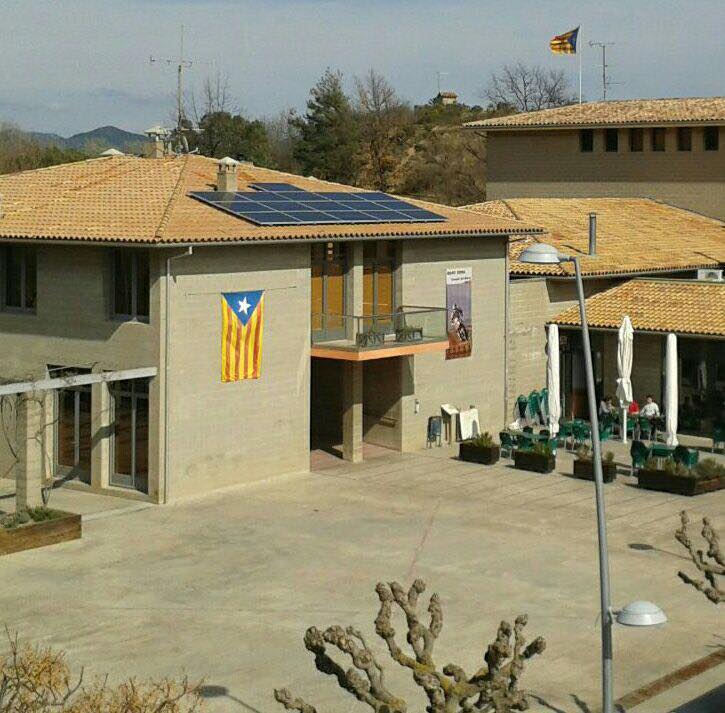 Plaques solars sobre un edifici d'Avià | Ajuntament d'Avià