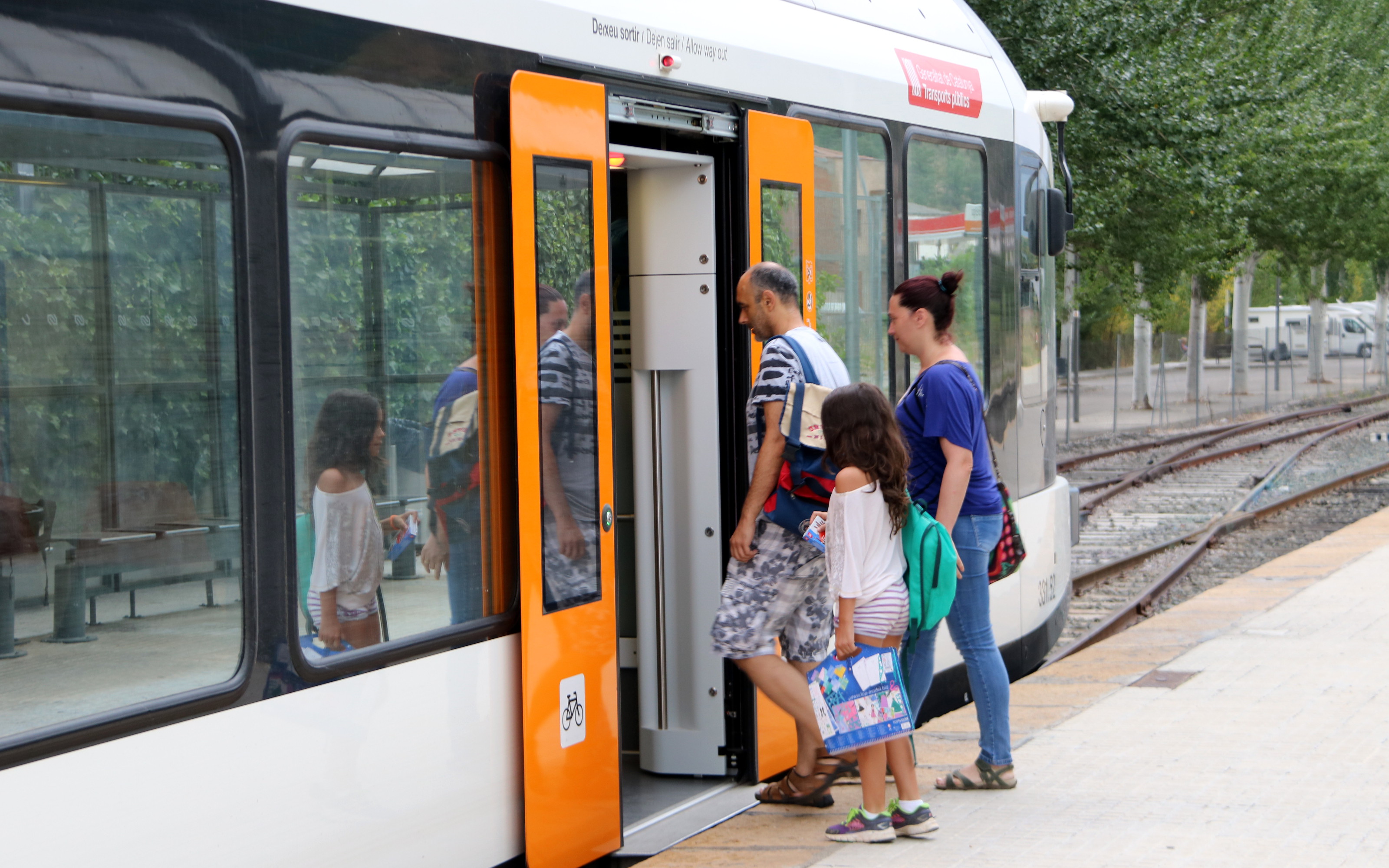 Una família pujant al tren a l'estació de la Pobla de Segur | ACN