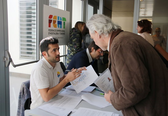 Un candidat s'informa a la fira Treballa Turisme, 2018 | ACN