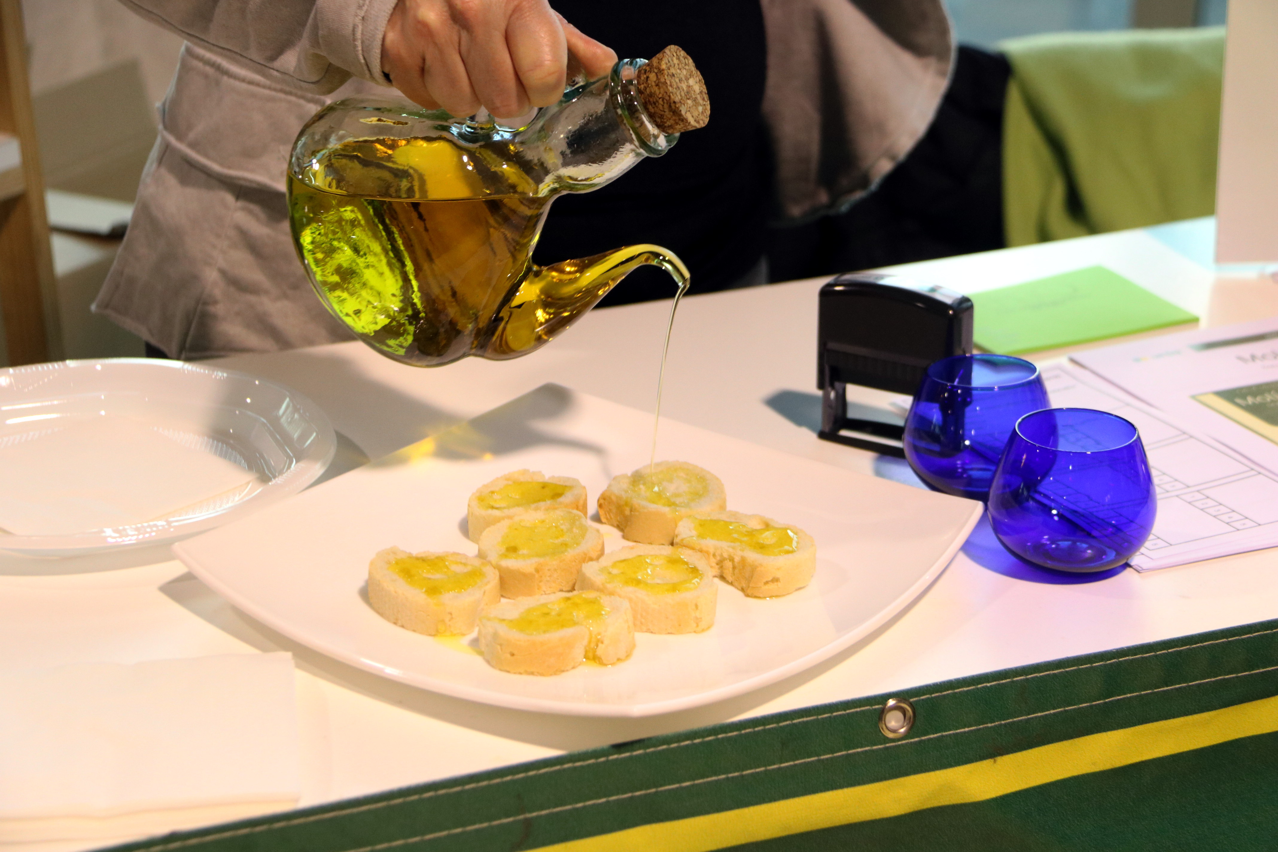 Setrill d'oli i pa d'un dels expositors que participen en la Fira Intercomarcal de l'Oli, 2016 | ACN