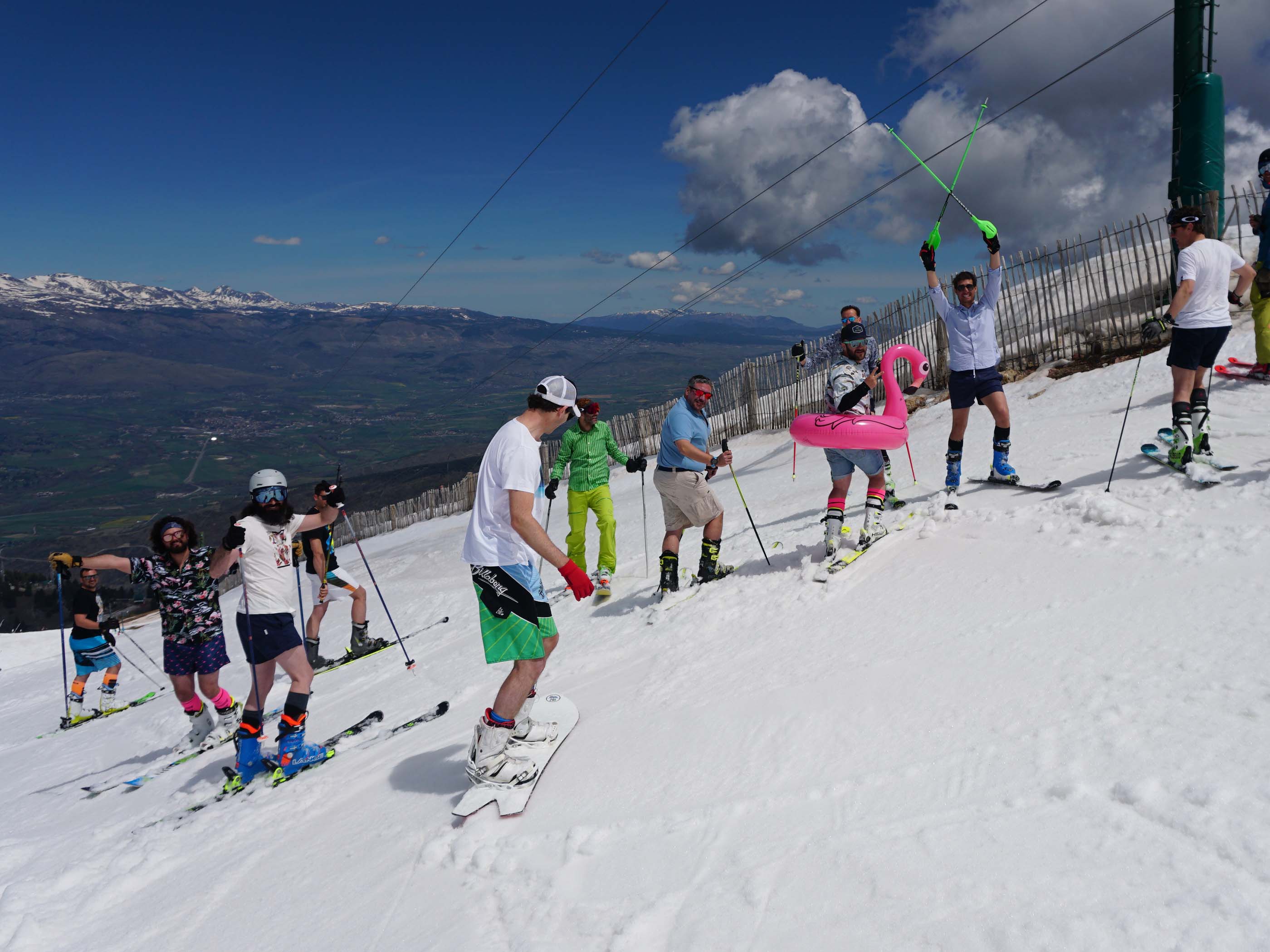 Un grup d'esquiadors a l'estació de Masella baixant en banyador durant l'1 de maig | ACN