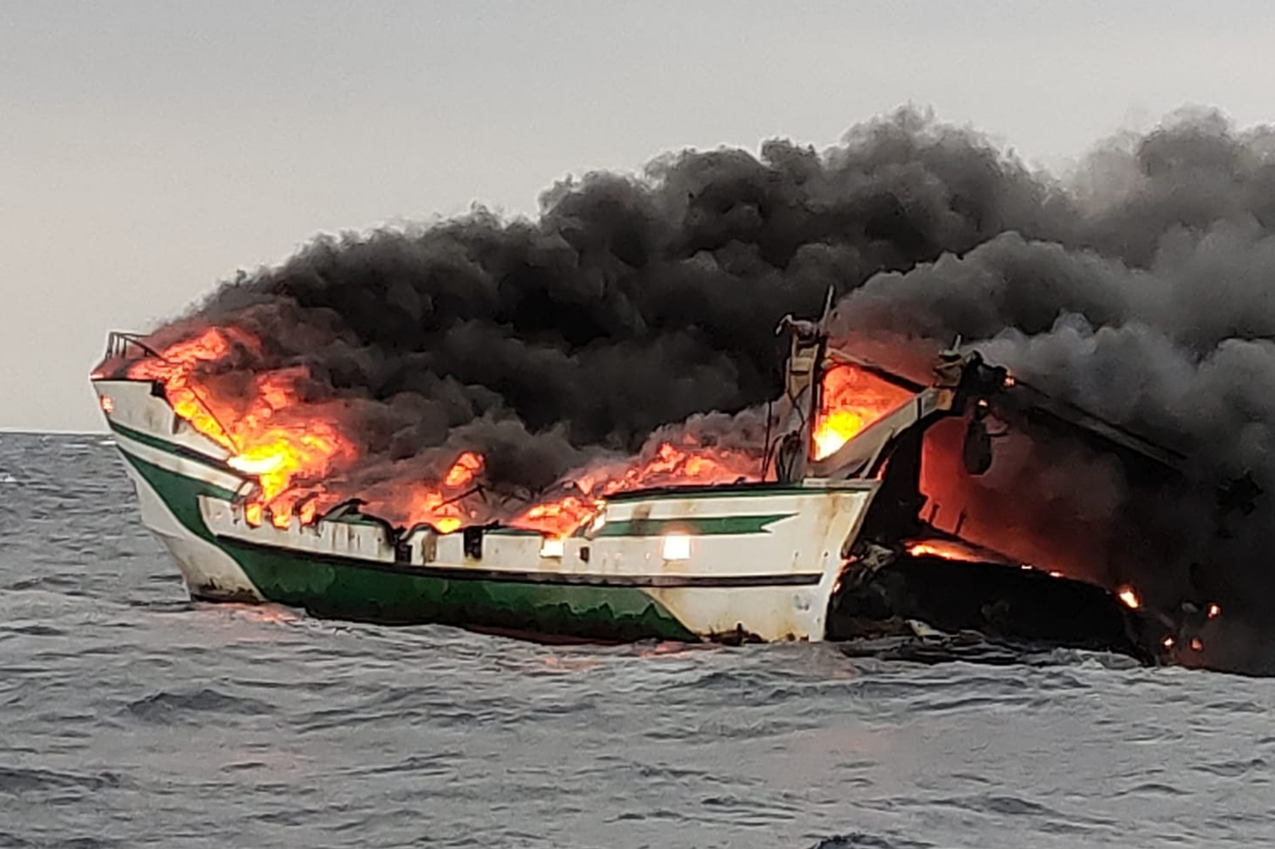 Embarcació cremant al mar al Port de la Selva | ACN