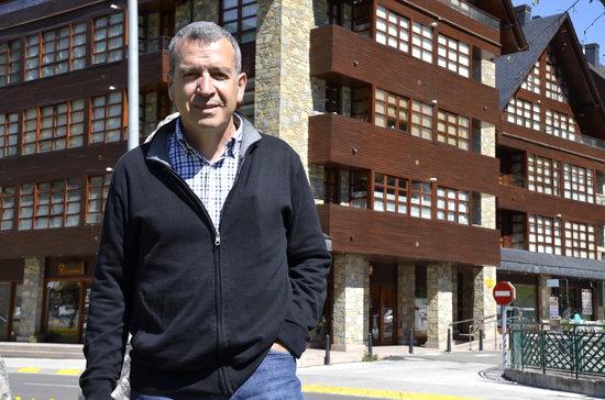 Paco Boya (UA) abraçat a Juan Antonio Serrano qui ha aconseguit la majoria absoluta a l'Ajuntament de Vielha | ACN