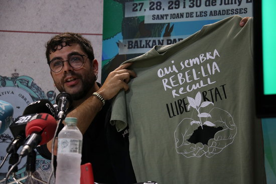 Alguer Miquel, cantant de Txarango, amb la samarreta del Clownia | ACN