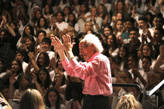 Constantí Sotelo, l'impulsor de la Trobada de Corals de Catalunya, dirigint els músics al Teatre de la Passió de Cervera | ACN
