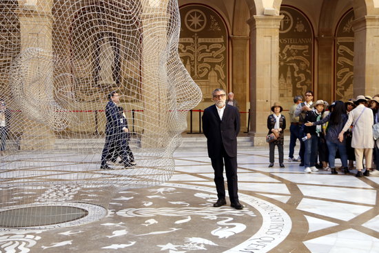 Jaume Plensa al costat de la seva obra ‘Anna’, instal·lada a l’atri de la Basílica de Montserrat | ACN