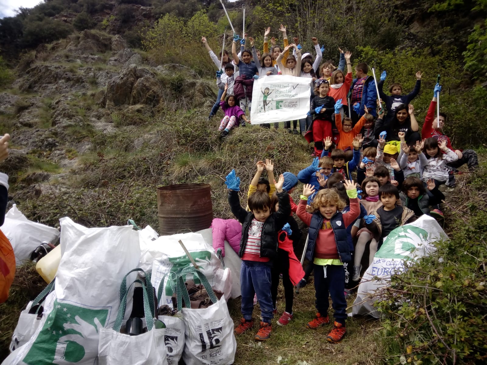 Ll'escola els Minarirons de Ribera de Cardós que han participat en la neteja al Camí de la Fruita | ACN