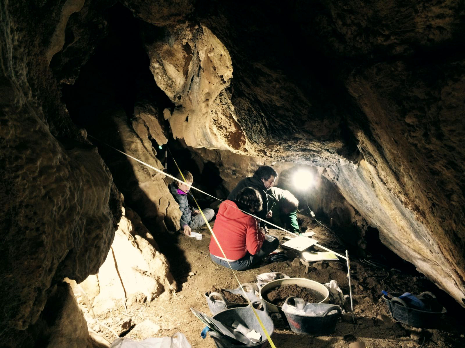 Interior de la Cova de l'Home Mort durant l'excavació de l'any 2017 | ACN