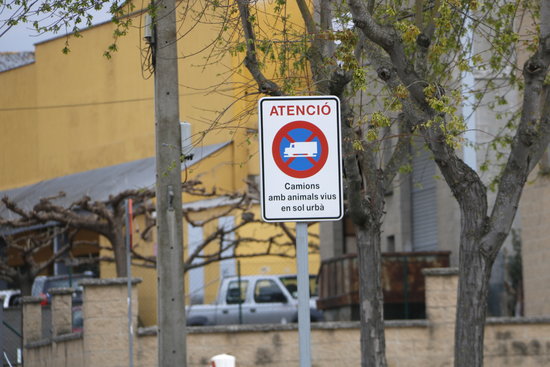 Un dels senyals del polígon que indica la prohibició d’estacionar els camions que portin animals vius | ACN