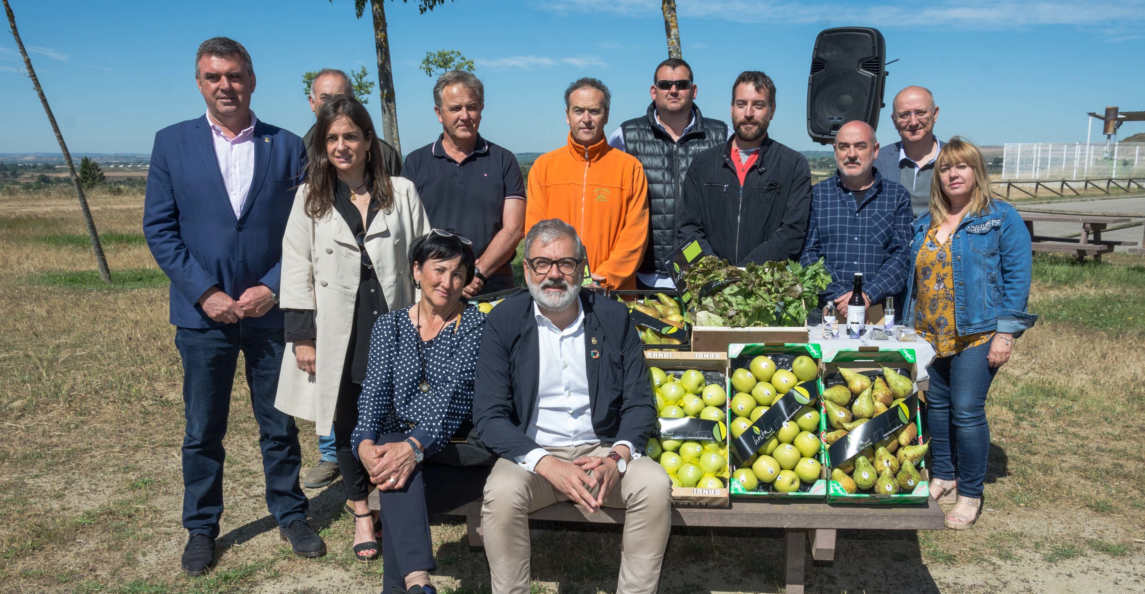L'alcalde de Lleida, Fèlix Larrosa, i el regidor Joan Queralt, amb alguns dels empresaris acreditats amb la marca Horta de Lleida | ACN