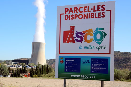 Cartell de promoció del polígon industrial d'Ascó amb la central nuclear al fons | ACN