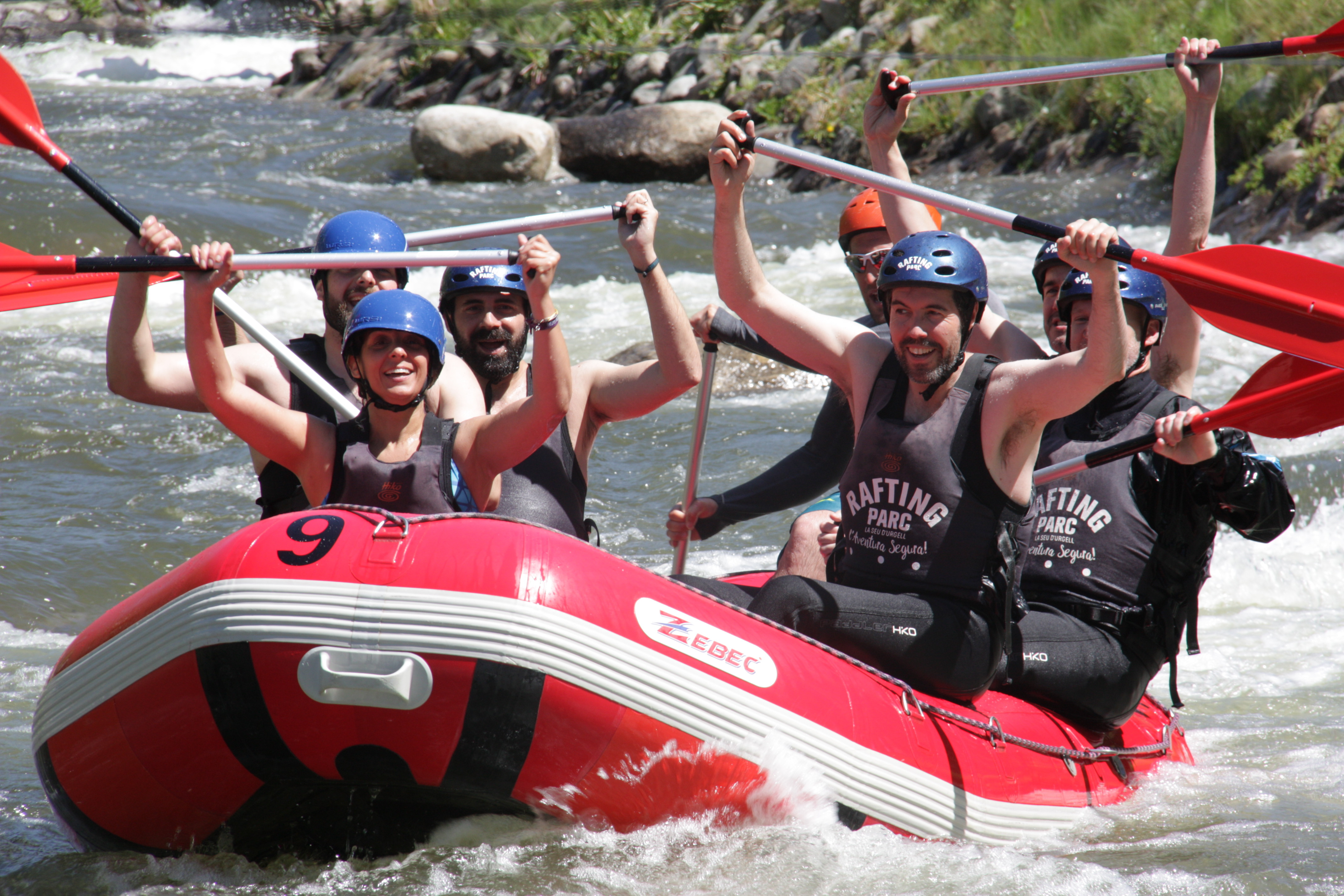 La consellera de la Presidència, Mertixell Budó, i l'alcalde de la Seu d'Urgell, fent ràfting pel canal d'aigües braves del Parc Olímpic durant la visita del dia 16 de maig | ACN