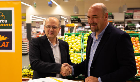 El president d'Afrucat, Francesc Torres, i el director d'operacions de Bon Preu, Joan Sabartés, durant la signatura del conveni | ACN