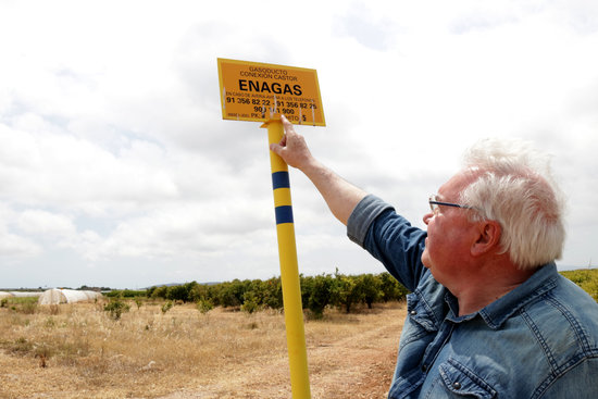 Portaveu de la Plataforma del Sénia, Evelio Monfort, mostrant la placa de la fita del gasoducte de connexió de projecte Castor | ACN