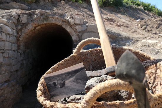 Elements que s'utilitzaven a la mina i, al fons, la mina Vicenta de Calonge de Segarra | ACN