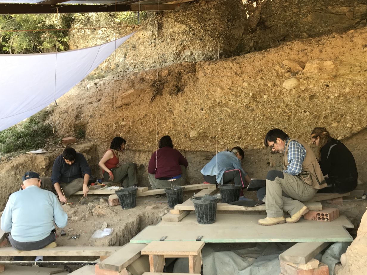 Estudiants màster Erasmus Mundus en Quaternari I Prehistôria amb el codirector de l'excavació, Manuel Vaquero | ACN