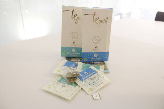 Sobres i les caixes amb els dos tipus d'infusions creades per promocionar la Costa Brava i el Pirineu Gironí | ACN