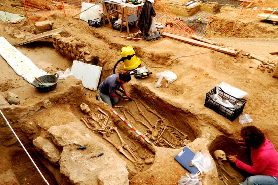 Tombes descobertes al costat del Vinseum arran de les obres d'ampliació del museu | ACN