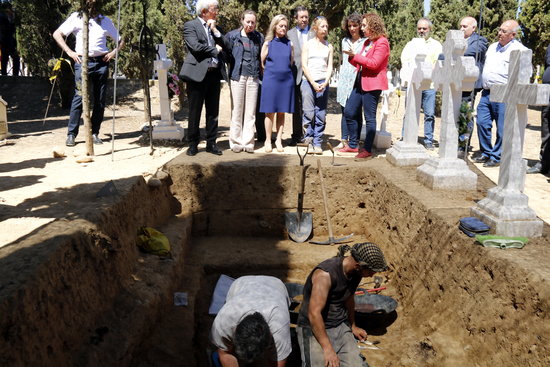 Fossa comuna de la Guerra Civil oberta al cementiri d'Alguaire durant la visita de la consellera Capella, amb familiars | ACN