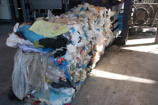Blocs de plàstic compactat, després d'haver passat per la planta de selecció d'envasos de la Mancomunitat Penedès Garraf, 2015 | ACN