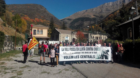 Manifestants darrera la pancarta contra Endesa davant la central de Capdella, a la Vall Fosca, 2017 | ACN