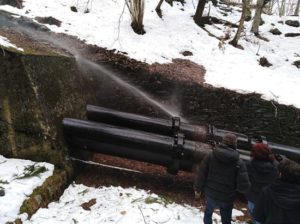 Fuita a la junta d'una canonada de la central de Capdella denunciada per la CUP Vall Fosca, març de 2018 | ACN