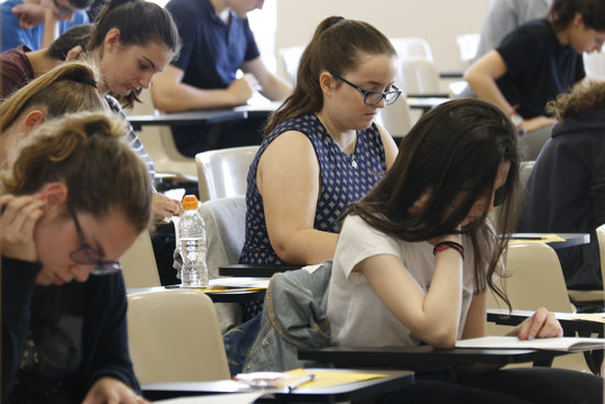 Alumnes fent els seus examens de Selectivitat | ACN
