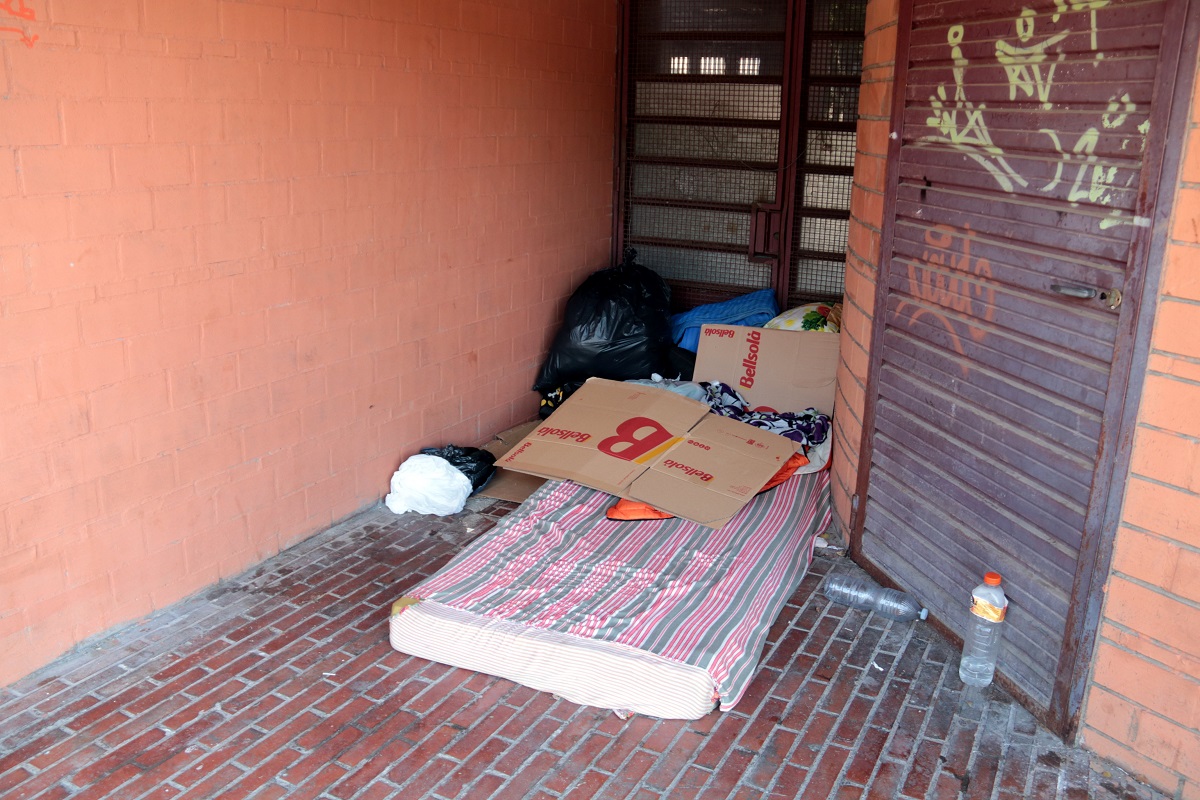 Pertinences de temporers que dormen al carrer a tocar del pavelló 3 de Fira de Lleida | ACN