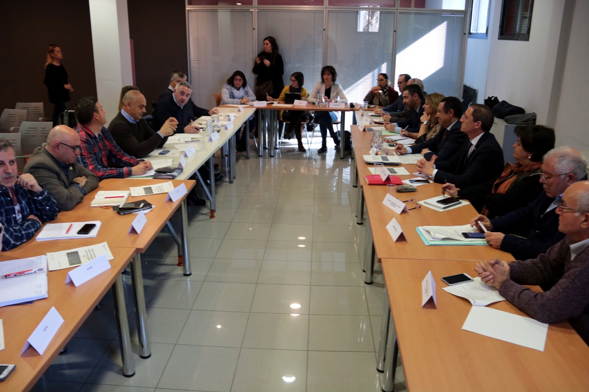 Reunió celebrada el 20 de març del 2019 a la seu d'Agricultura a Lleida amb institucions i agents socials per preparar la campanya de la fruita | ACN