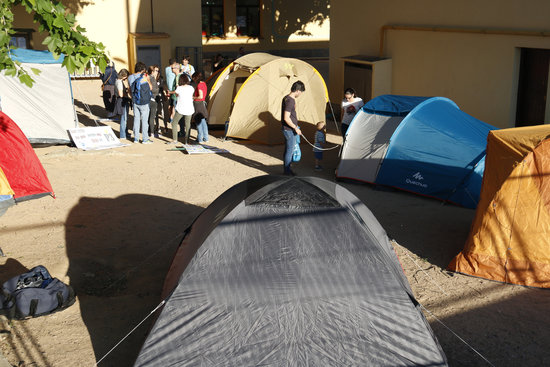 Tendes muntades en el pati de l'escola Gaziel en motiu de la tancada de les famílies en contra de la supressió d'una línia de P3 | ACN