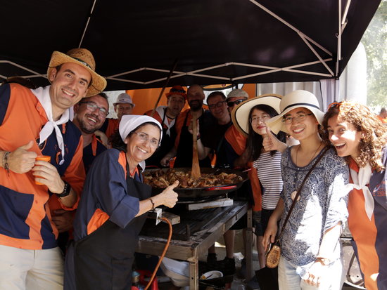 Membres d'una colla de l'Aplec amb dues turistes xineses el darrer dia de la festa | ACN