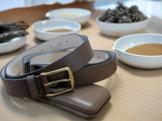 Peses elaborades amb cuir biodegradable adobat amb escorça de pi, pinyes i pinassa | ACN