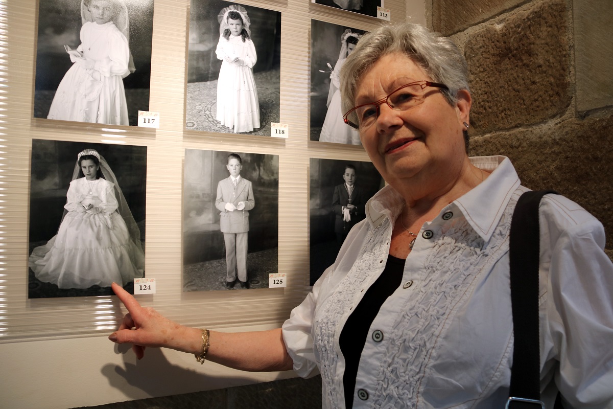 Teresa, una de les visitants de l'exposició 'Saps qui són?' | ACN