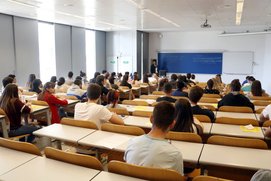 Alumnes d'esquenes en una classe a la Facultat d'Economia i Dret de la Universitat de Lleida per examinar-se dels primers exàmens de selectivitat | ACN