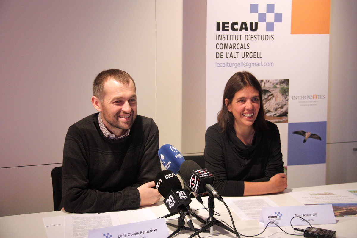 President de l'Institut d'Estudis Comarcals de l'Alt Urgell, Lluís Obiols, i de la tresorera de l'entitat, Pilar Aláez, explicant el programa d'actes per commemorar el seu desè aniversari | ACN