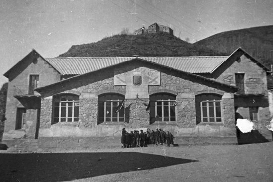 Antiga de l'escola de Vilallonga de Ter amb alguns alumnes | ACN