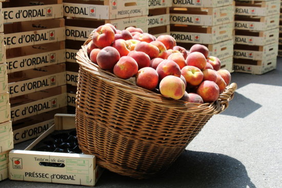 Préssec d'Ordal durant una edició del mercat setmanal | ACN