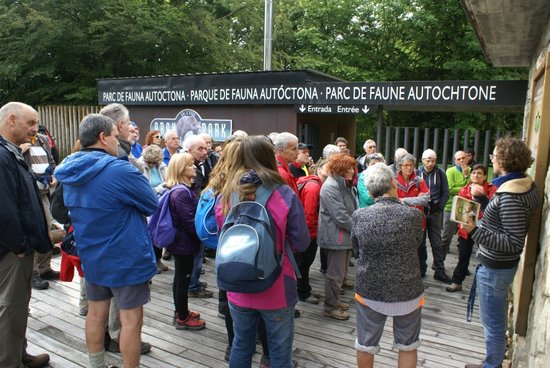 Un grup de persones visitant Aran Park | ACN