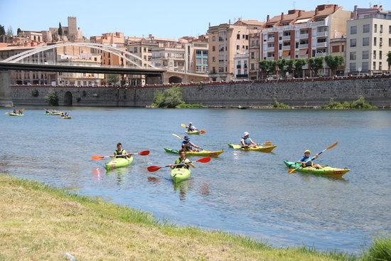 Arribada amb canoes a Tortosa dels participants de la dinovena edició de la Piraguada | ACN