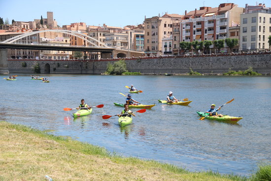 Arribada amb canoes a Tortosa dels participants de la dinovena edició de la Piraguada | ACN